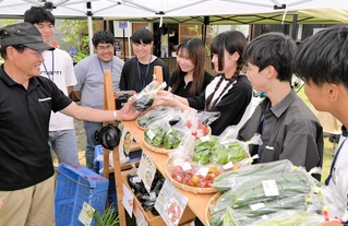 野菜を販売する関西福祉大学の学生ら＝赤穂市坂越