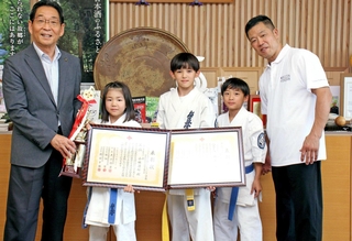 福元晶三市長（左）のもとを訪れた小林凛桜さん（左から２人目）ら米山道場のメンバー＝宍粟市山崎町中広瀬