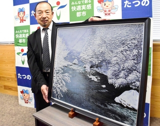 世界的な画家を輩出した公募展「ル・サロン」で銅賞に輝いた小林俊彦さん＝たつの市役所