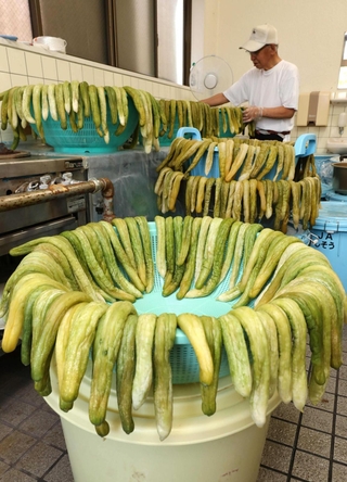 ざるの縁で円状に干されているキュウリ＝宍粟市山崎町生谷