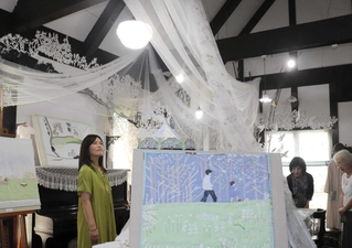 涼感と華やぎに満ちた作品の数々＝相生市矢野町榊、ゆう風舎