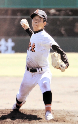 ６回無失点の快投で龍野東を初優勝に導いた村中投手＝赤穂トラストホープ球場