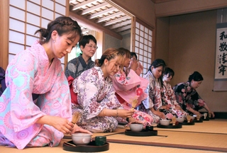 お茶をたてる留学生＝福崎町高岡