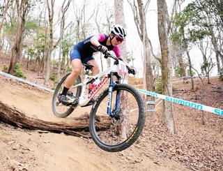 菖蒲谷森林公園のコースを走るＭＴＢの選手＝たつの市揖西町菖蒲谷（同市提供）