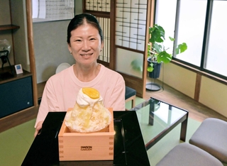 三冠酒造の酒かすを使ったかき氷と、店主の久保友希代さん＝赤穂市加里屋