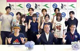 大会をサポートする神戸医療未来大学の学生ら＝福崎町高岡