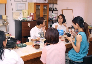食事をしながら子どもとの向き合い方について話す母親ら。右奥が丹羽真由美さん＝市川町甘地