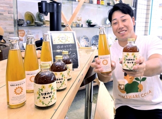 ヒマワリの種の搾りかすを使ったひまわりコーラを開発した重田直人さん＝佐用町佐用