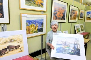 在米中に印象に残った景色を水彩画で描いた市宮千種さん＝赤穂市坂越