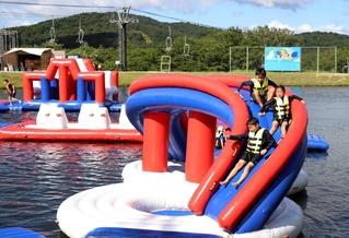 ため池に浮かんだ遊具で遊ぶ子どもたち＝神河町上小田（撮影・辰巳直之）