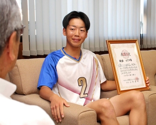 尾﨑吉晴町長に意気込みを語る足立遼太朗さん＝福崎町役場