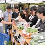 野菜を販売する関西福祉大学の学生ら＝赤穂市坂越