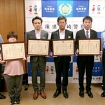 感謝状を受けた但陽信用金庫の職員ら＝福崎署（提供）