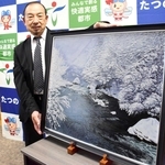 世界的な画家を輩出した公募展「ル・サロン」で銅賞に輝いた小林俊彦さん＝たつの市役所