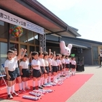 歌で開設を祝う神崎保育園の園児＝神河町粟賀町