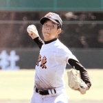 ６回無失点の快投で龍野東を初優勝に導いた村中投手＝赤穂トラストホープ球場