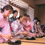 お茶をたてる留学生＝福崎町高岡