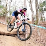 菖蒲谷森林公園のコースを走るＭＴＢの選手＝たつの市揖西町菖蒲谷（同市提供）