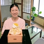 三冠酒造の酒かすを使ったかき氷と、店主の久保友希代さん＝赤穂市加里屋