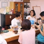 食事をしながら子どもとの向き合い方について話す母親ら。右奥が丹羽真由美さん＝市川町甘地