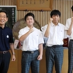 福元晶三・宍粟市長（左端）に全国大会出場を報告した（右から）千種高校パソコン部の鳥居智明さん、ライフル射撃部の春名健太郎さん、一坪高太朗さん＝同市役所（同市提供）