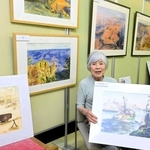 在米中に印象に残った景色を水彩画で描いた市宮千種さん＝赤穂市坂越