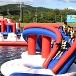 ため池に浮かんだ遊具で遊ぶ子どもたち＝神河町上小田（撮影・辰巳直之）