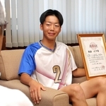 尾﨑吉晴町長に意気込みを語る足立遼太朗さん＝福崎町役場