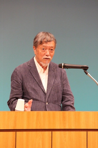 記念講演に登壇した作家の池澤夏樹さん＝福崎町福田