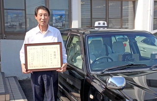感謝状を受けた神崎交通の岡本裕之さん＝福崎署