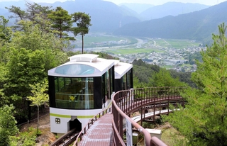 木々の間を走るミニモノレール。眼下には揖保川やのどかな田園地帯が広がる＝宍粟市山崎町