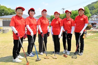国民スポーツ大会に出場する「元塩グラウンドゴルフ同好会」のメンバー＝赤穂市元塩町