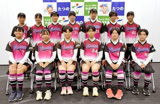 ３年ぶりに全国大会に出場するたつのラビッツの選手ら＝たつの市役所