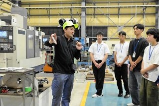 社員の説明を聞きながら製品ができる様子を見学する高校生＝赤穂市鷆和