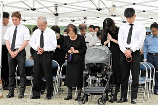 犠牲者を悼み黙とうをささげる遺族ら＝佐用町久崎