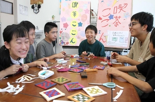 看板やコースターを作り、喫茶の準備をする子どもたち＝福崎町福田