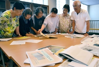 研究紀要の編集作業にあたる「碧川かたを朝ドラの主人公にする会」のメンバーら＝たつの市龍野町上霞城