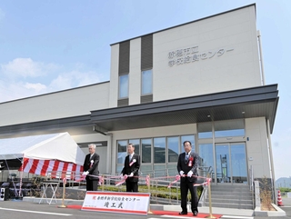 学校給食センターの完成を祝いテープカットをする牟礼正稔市長（右から２人目）ら＝赤穂市浜市