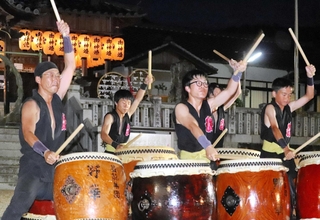 夏祭りで演奏する野華。万博を訪れる人らに和太鼓の魅力を伝える＝７月、相生市若狭野町野々、若狭野天満神社