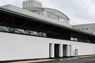 「ケミプロ化成」が命名権を取得した県立先端科学技術支援センターの会議センター棟＝上郡町光都３