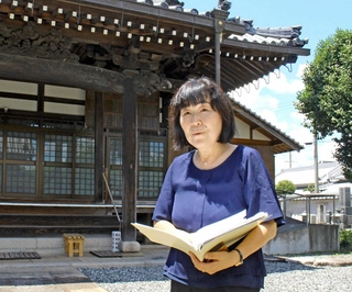 「戦時中のどんなことでも教えてほしい」と話す田中美智子さん＝教願寺