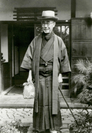大学へ講義に出かける日の柳田国男＝１９５６年１０月（成城大学民俗学研究所提供）