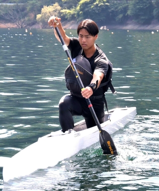 国民スポーツ大会でカヌースプリントに出場する谷口虎駕さん＝音水湖カヌー競技場