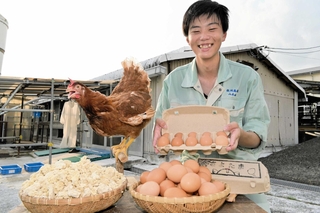 佐用もち大豆のおからを与えて育てたニワトリの卵「さよたまぷれみあむ」＝佐用町佐用、佐用高校