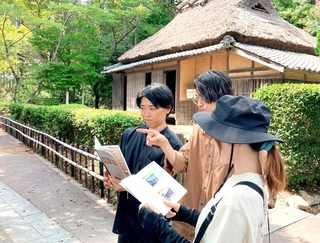 謎解きキットを手に町を巡るゲームの様子＝福崎町西田原（提供）