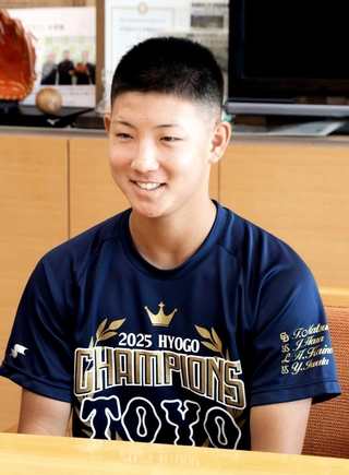 ベスト８に入った夏の甲子園を振り返る高畑知季さん＝宍粟市役所