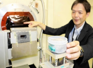 化石の解析にも使われる設備。右手が指し示す辺りからエックス線が出て、手前の台に乗った試料に当たる＝佐用町光都１、スプリング８