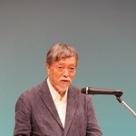 記念講演に登壇した作家の池澤夏樹さん＝福崎町福田