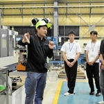 社員の説明を聞きながら製品ができる様子を見学する高校生＝赤穂市鷆和