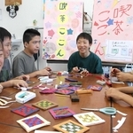 看板やコースターを作り、喫茶の準備をする子どもたち＝福崎町福田